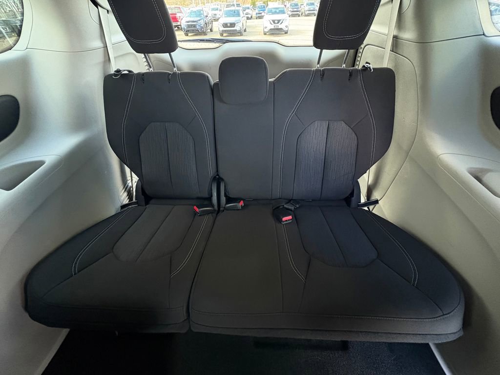 Used 2022 Chrysler Voyager LX image 24