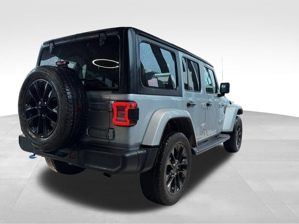Used 2022 Jeep Wrangler Unlimited Sahara w/ Cold Weather Group AWD/4WD image 15