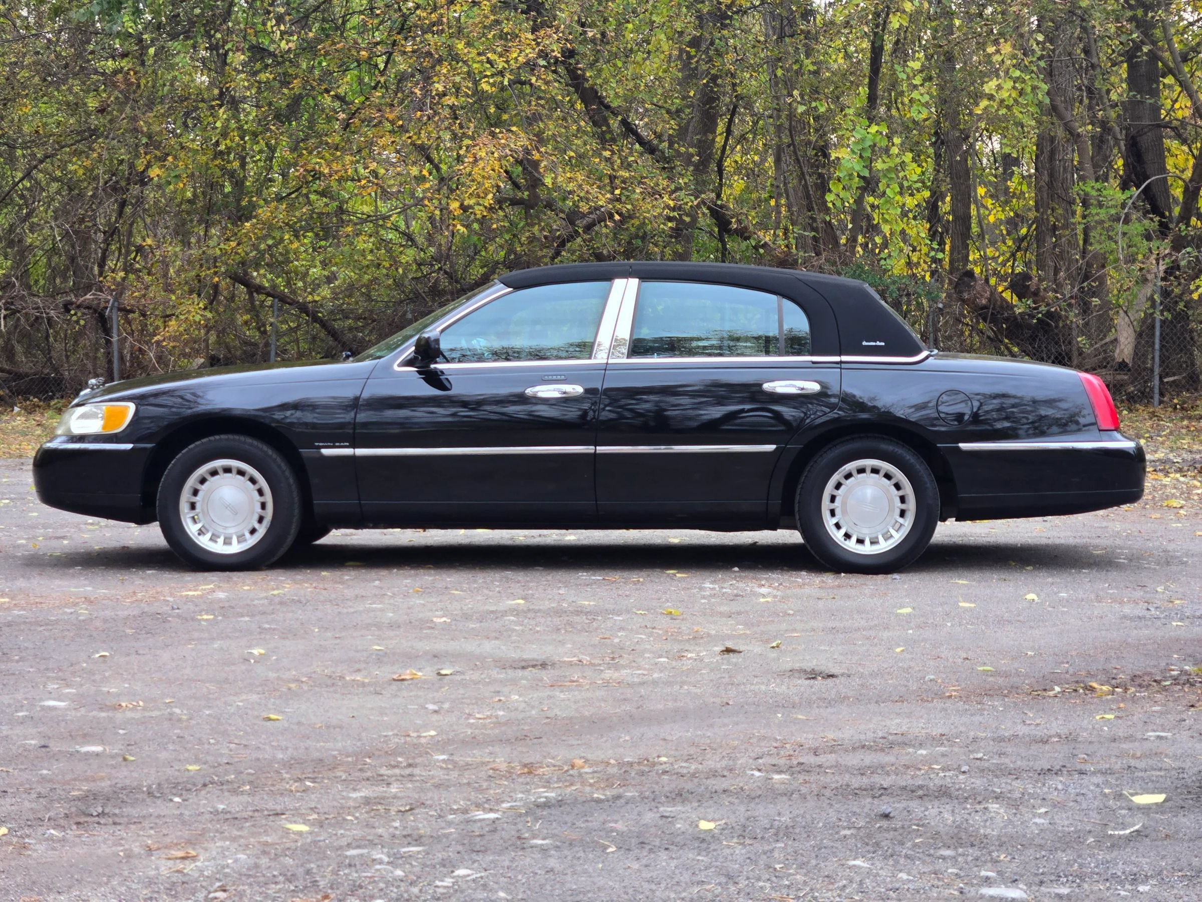 Used 2000 Lincoln Town Car Executive RWD image 2