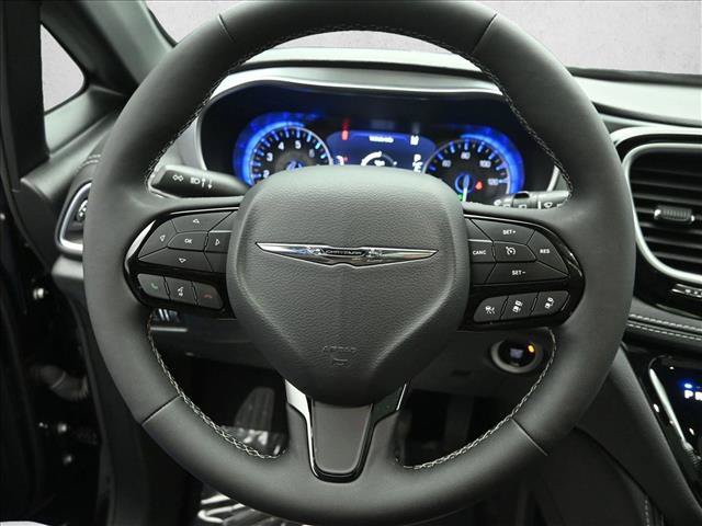 Used 2025 Chrysler Pacifica Limited FWD image 14