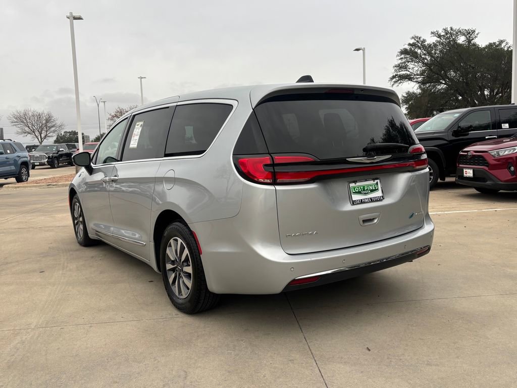 Used 2023 Chrysler Pacifica Limited image 3