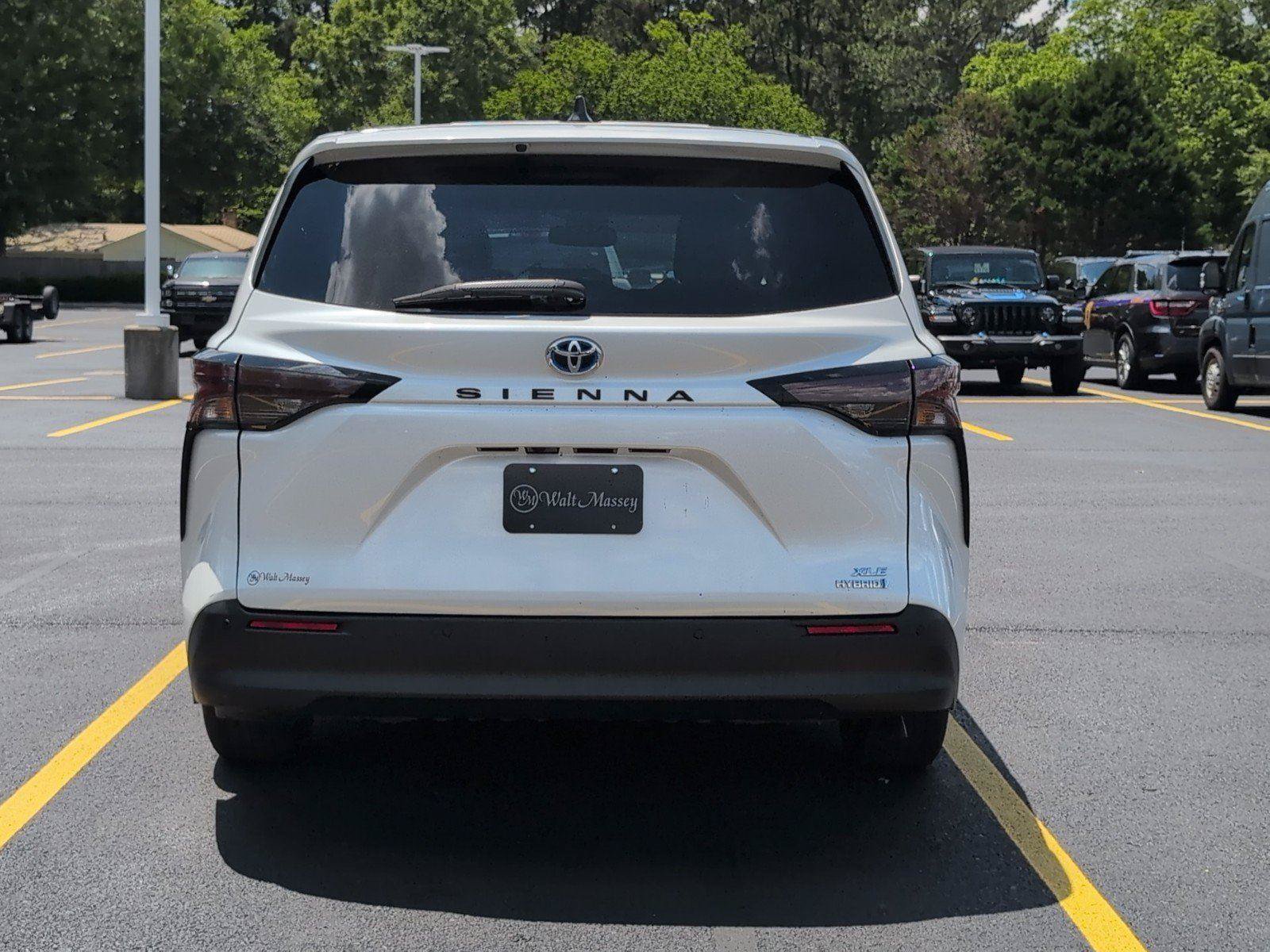Used 2024 Toyota Sienna XLE FWD image 4