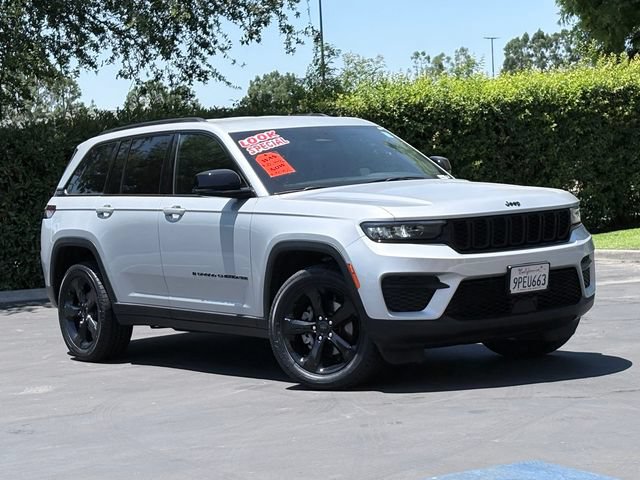 Used 2024 Jeep Grand Cherokee Altitude RWD image 2