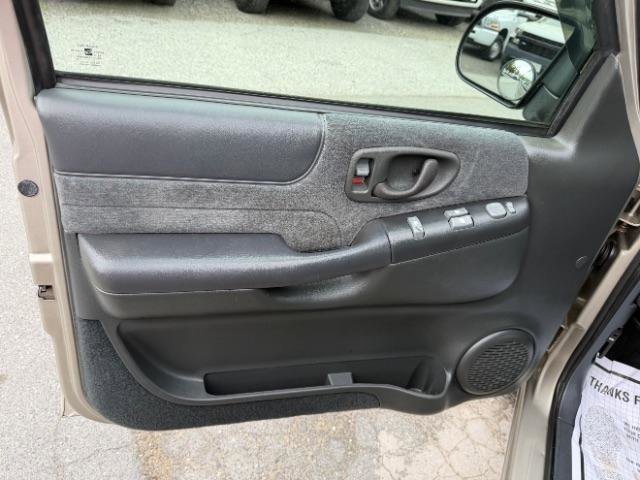 Used 2000 Chevrolet S10 Pickup LS w/ Preferred Equipment Group RWD image 17