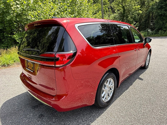 New 2027 Chrysler Pacifica Select FWD image 7