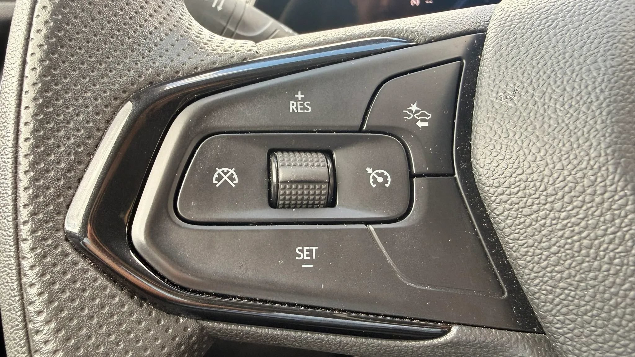 Used 2025 Chevrolet Trax LT FWD image 18