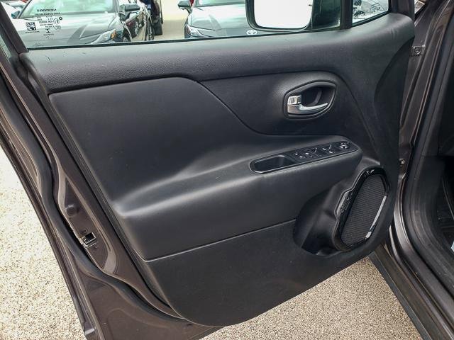 Used 2016 Jeep Renegade Latitude image 9