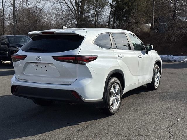Used 2024 Toyota Highlander LE image 2