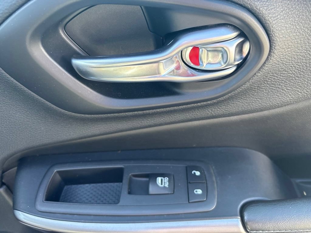 Used 2019 Jeep Cherokee Limited AWD/4WD image 32