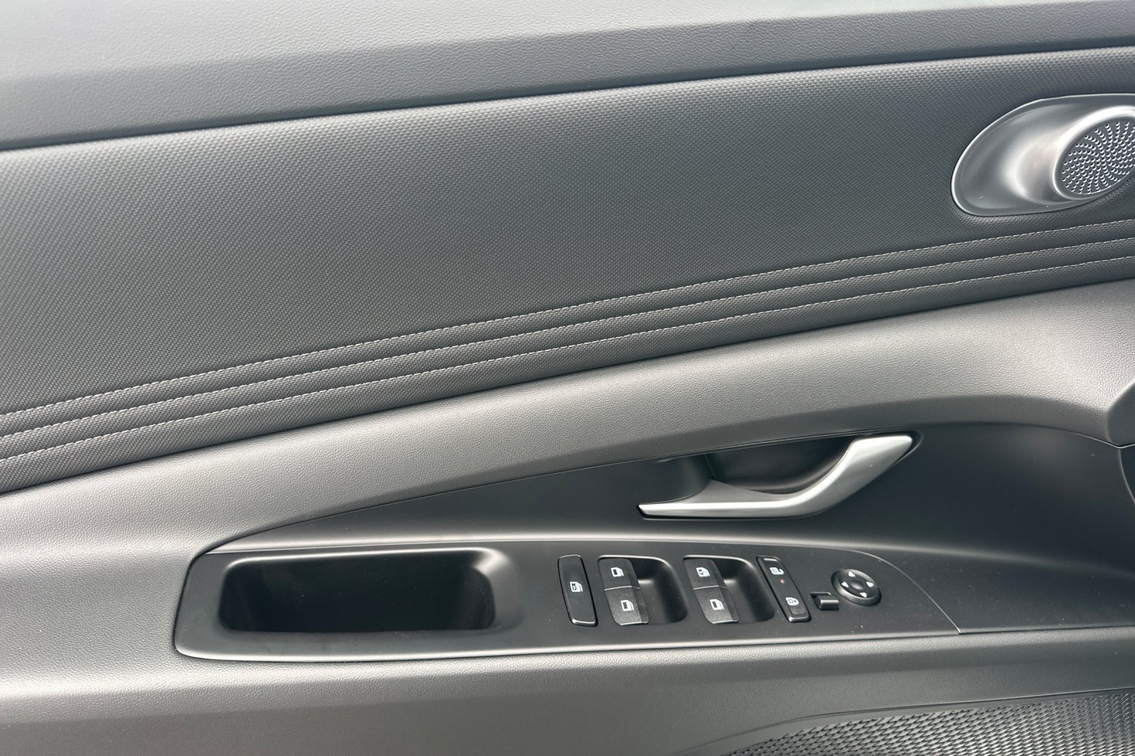 New 2026 Hyundai Elantra Limited FWD image 12