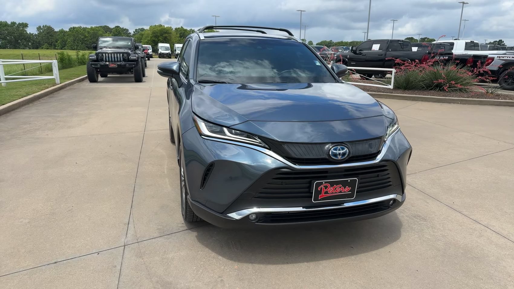 Used 2024 Toyota Venza XLE AWD/4WD image 4