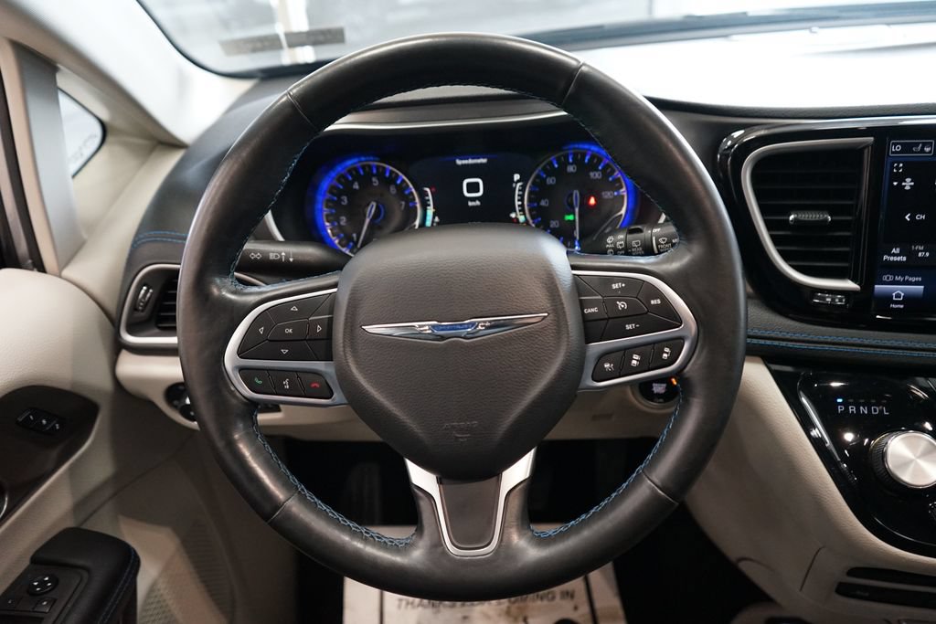 Used 2021 Chrysler Pacifica Touring-L w/ Uconnect Theater Family Group AWD/4WD image 32