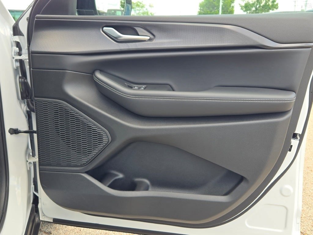 New 2025 Jeep Grand Cherokee Altitude image 9