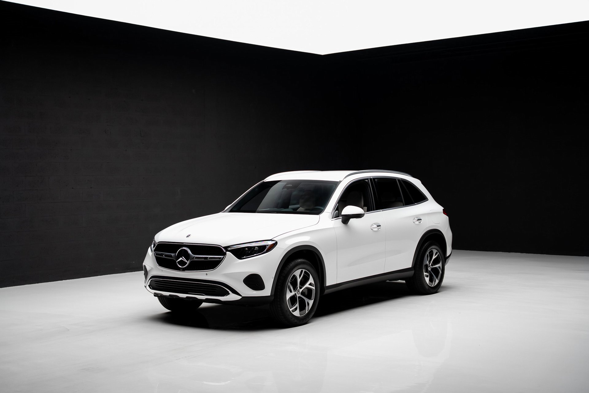 Used 2025 Mercedes-Benz GLC 350e 4MATIC image 4