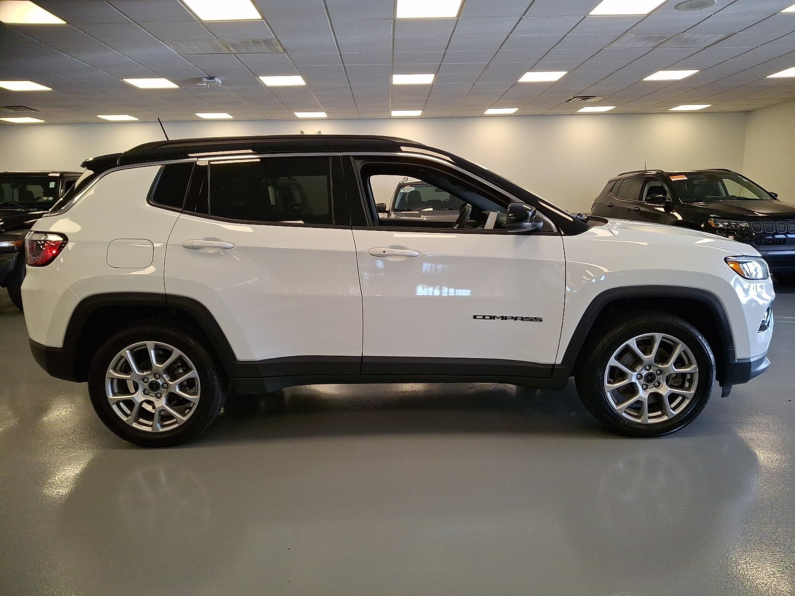 Certified 2025 Jeep Compass Limited AWD/4WD image 7
