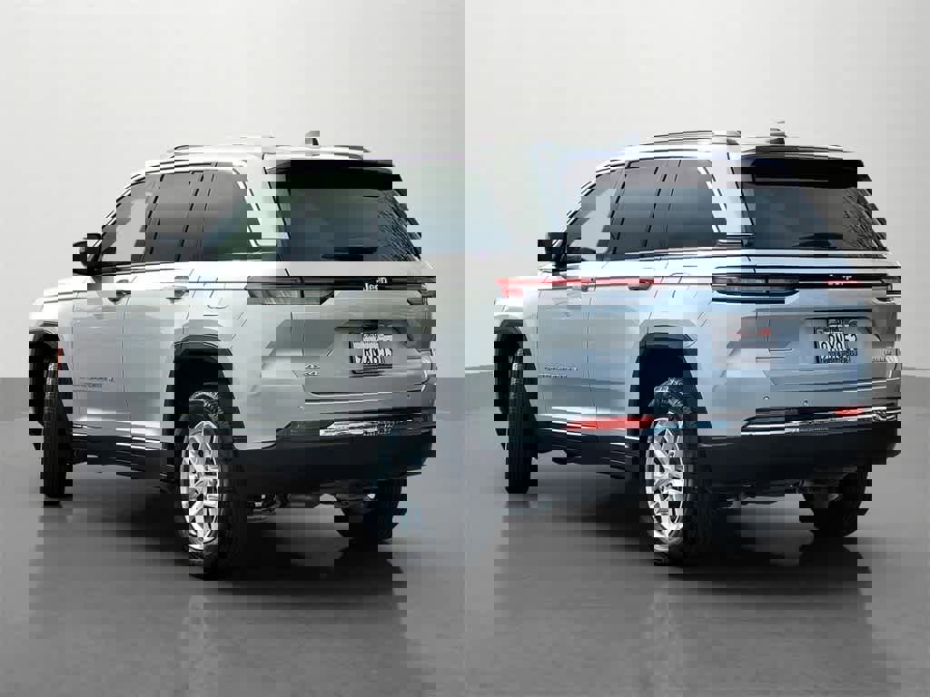 Used 2024 Jeep Grand Cherokee Laredo X image 4