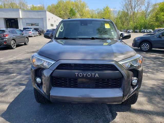 Used 2020 Toyota 4Runner SR5 AWD/4WD image 5