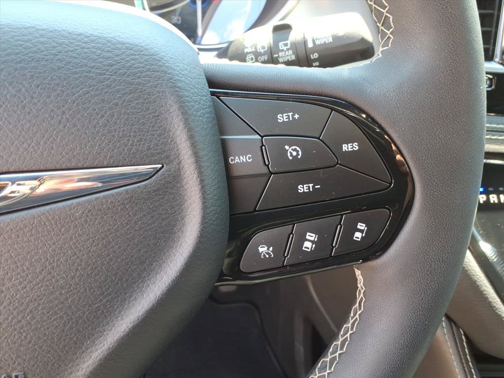 Used 2025 Chrysler Pacifica Limited FWD image 24