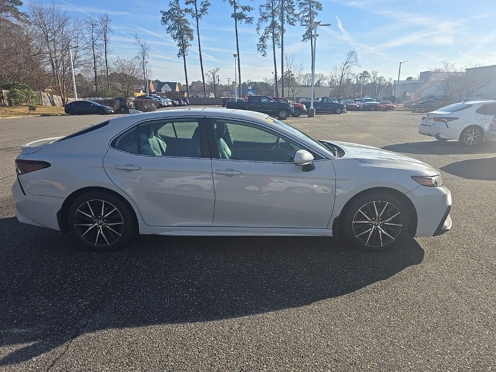 Used 2024 Toyota Camry SE image 4