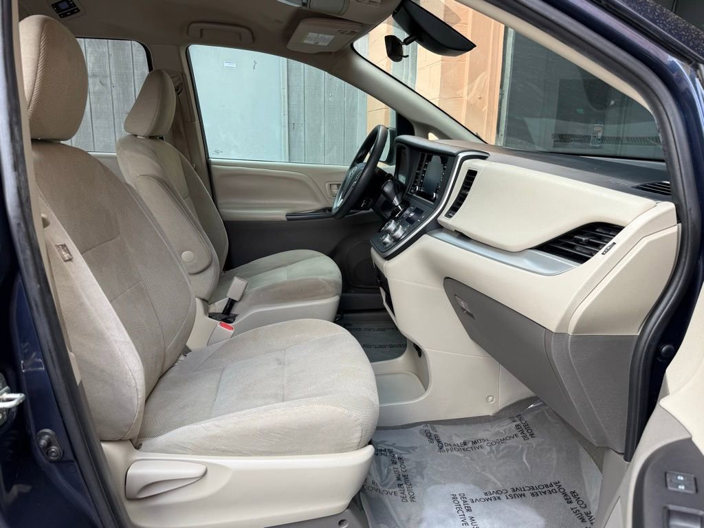 Used 2020 Toyota Sienna L FWD image 23