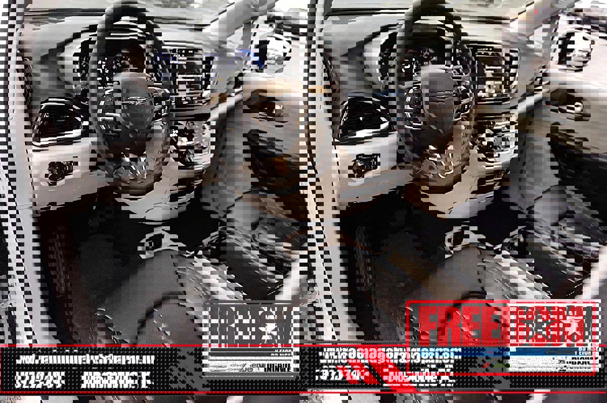 Certified 2024 Chrysler Pacifica Touring-L image 10