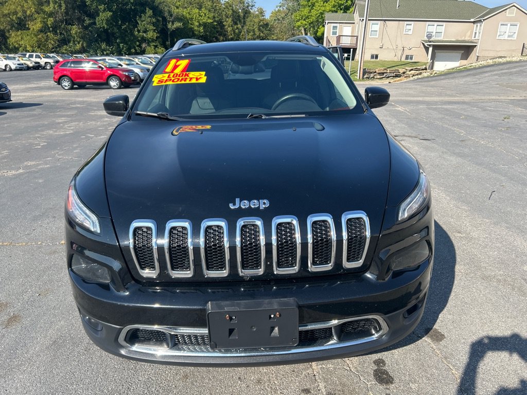 Used 2017 Jeep Cherokee Limited AWD/4WD image 3
