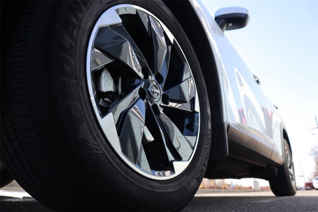 Used 2024 Nissan Rogue SV w/ SV Premium Package image 10