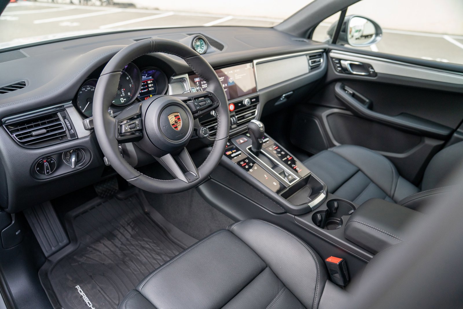 Certified 2026 Porsche Macan Turbo AWD/4WD image 4