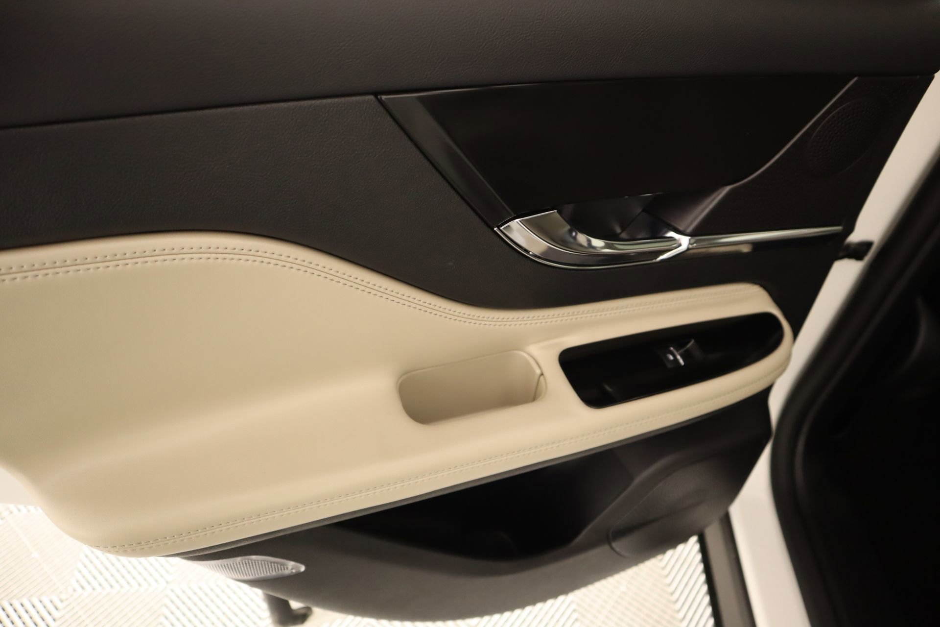 Used 2025 Lincoln Corsair Reserve image 18