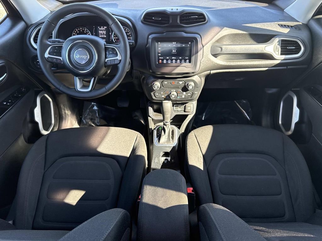 Used 2018 Jeep Renegade Latitude w/ Popular Equipment Group image 16