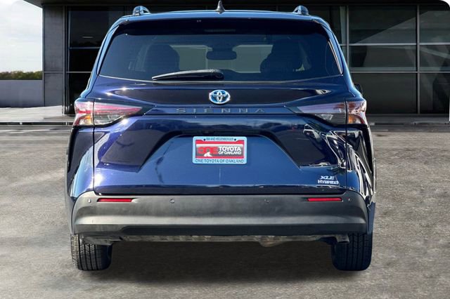 Used 2023 Toyota Sienna XLE image 5