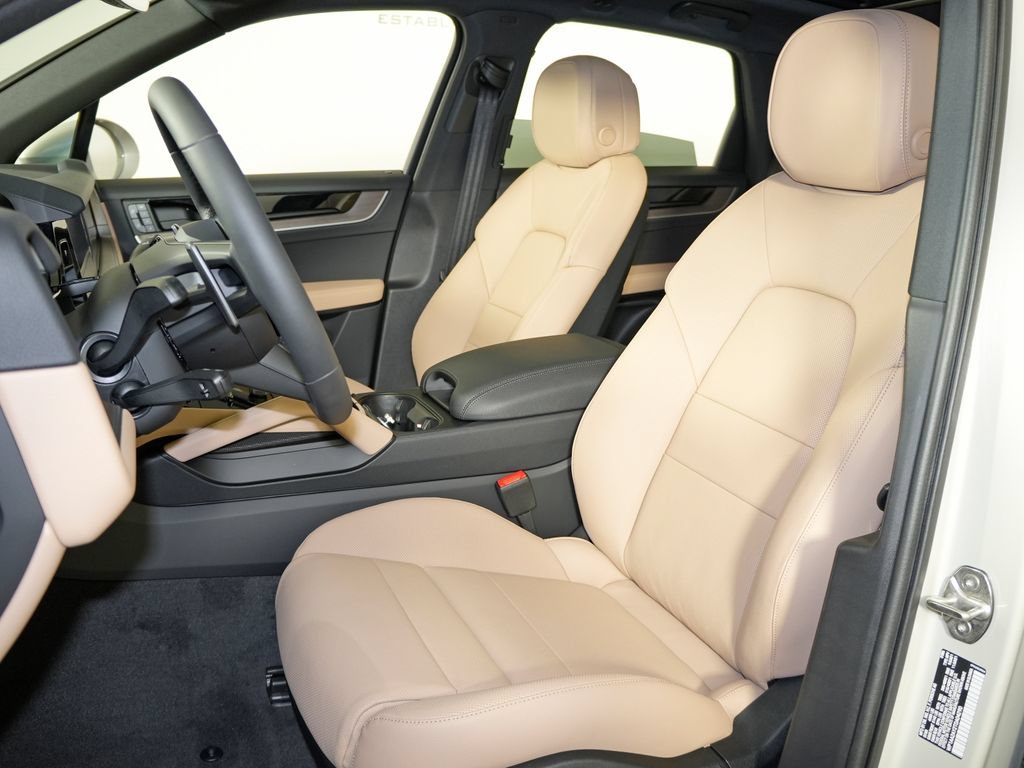 Certified 2026 Porsche Cayenne AWD/4WD image 5