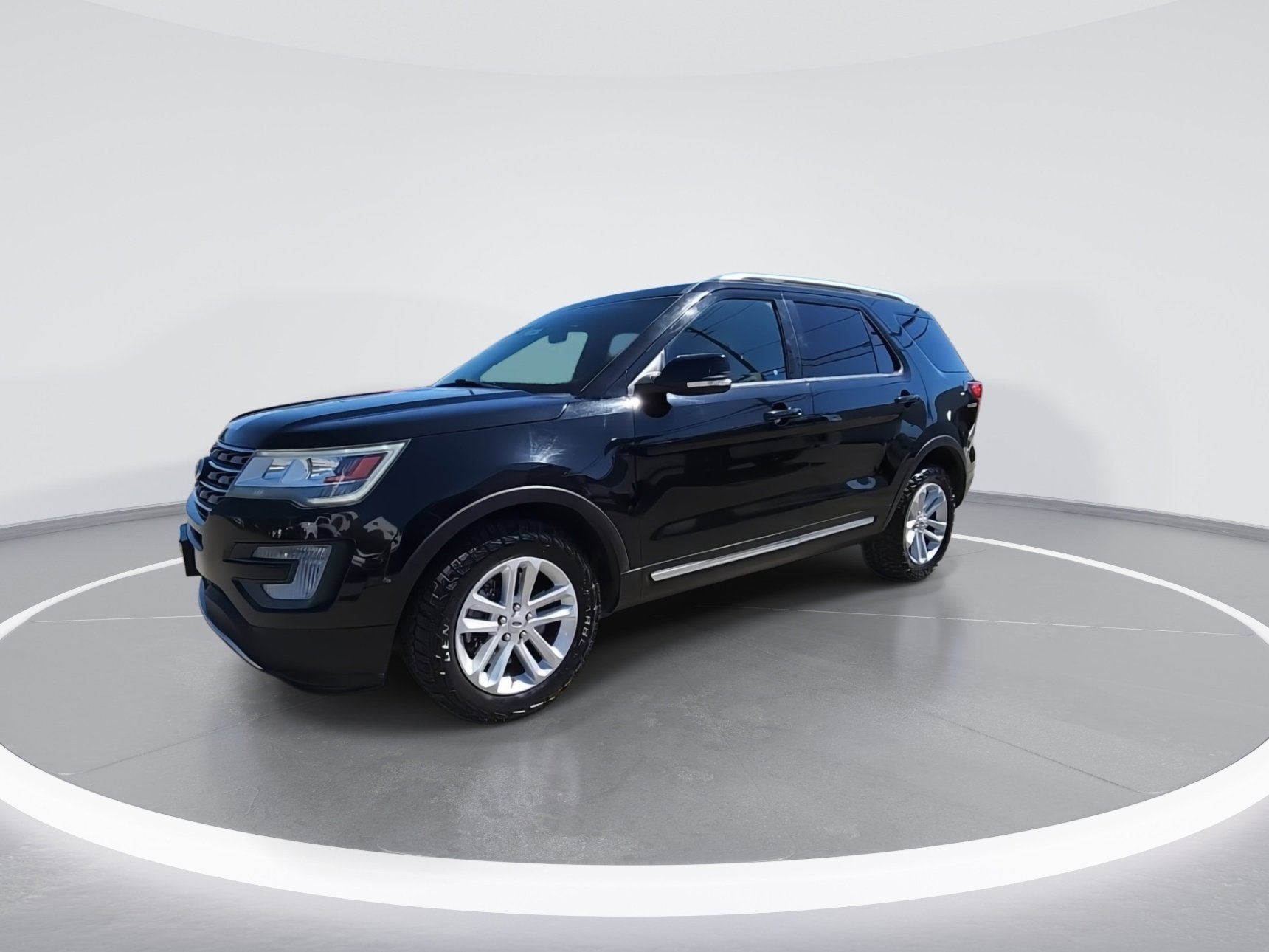 Used 2017 Ford Explorer XLT image 4