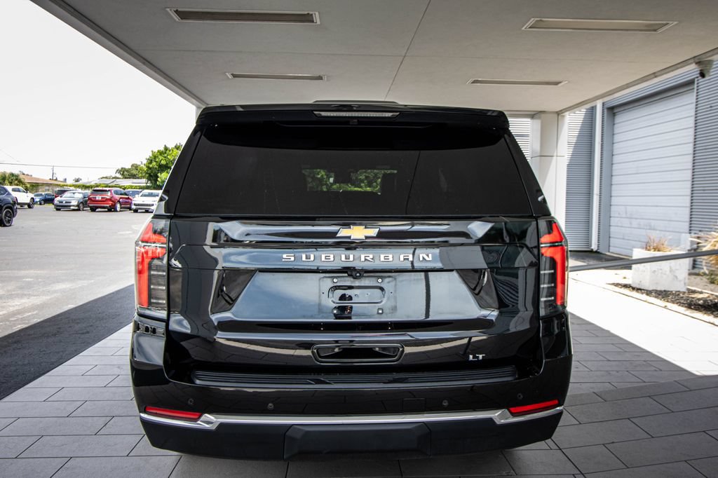 Used 2025 Chevrolet Suburban LT RWD image 15