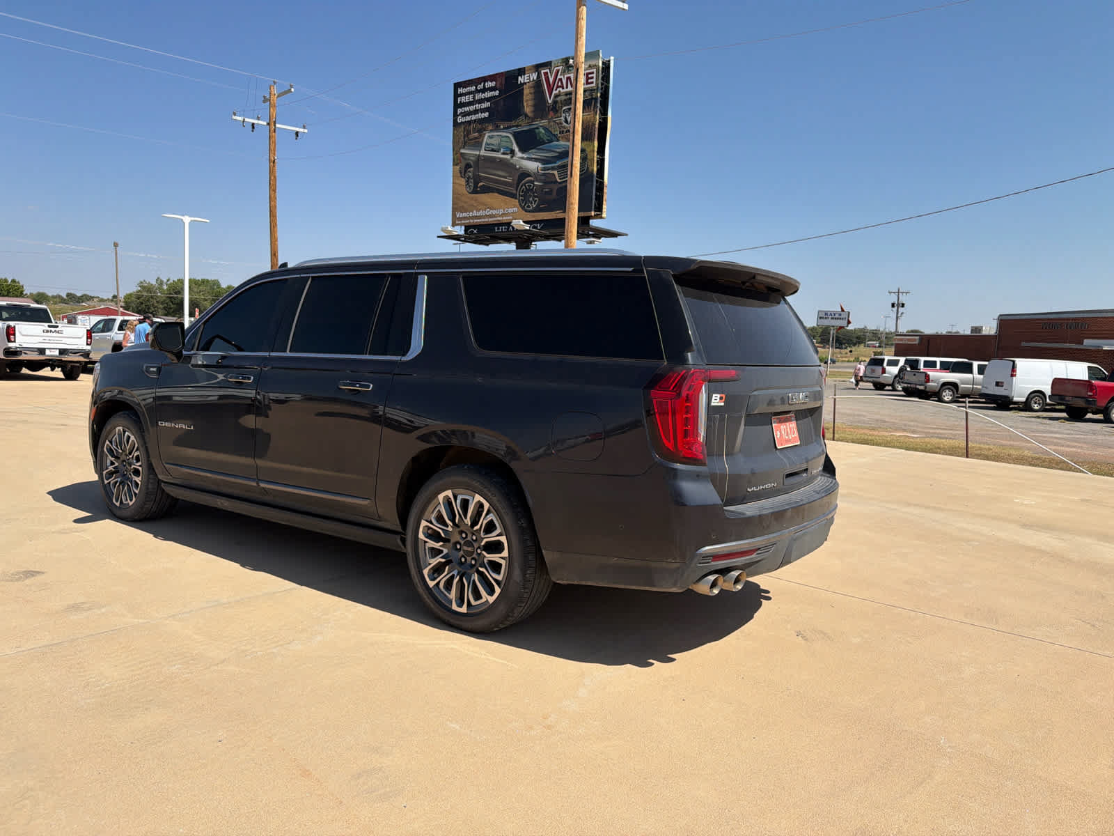 Used 2023 GMC Yukon XL Denali Ultimate AWD/4WD image 3