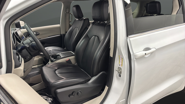 Used 2023 Chrysler Pacifica Touring-L FWD image 9
