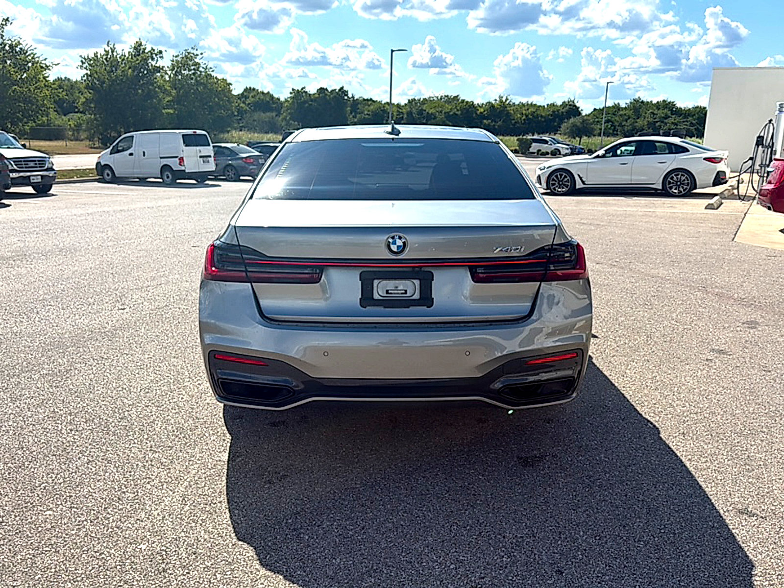 Used 2022 BMW 740i w/ M Sport Package RWD image 6