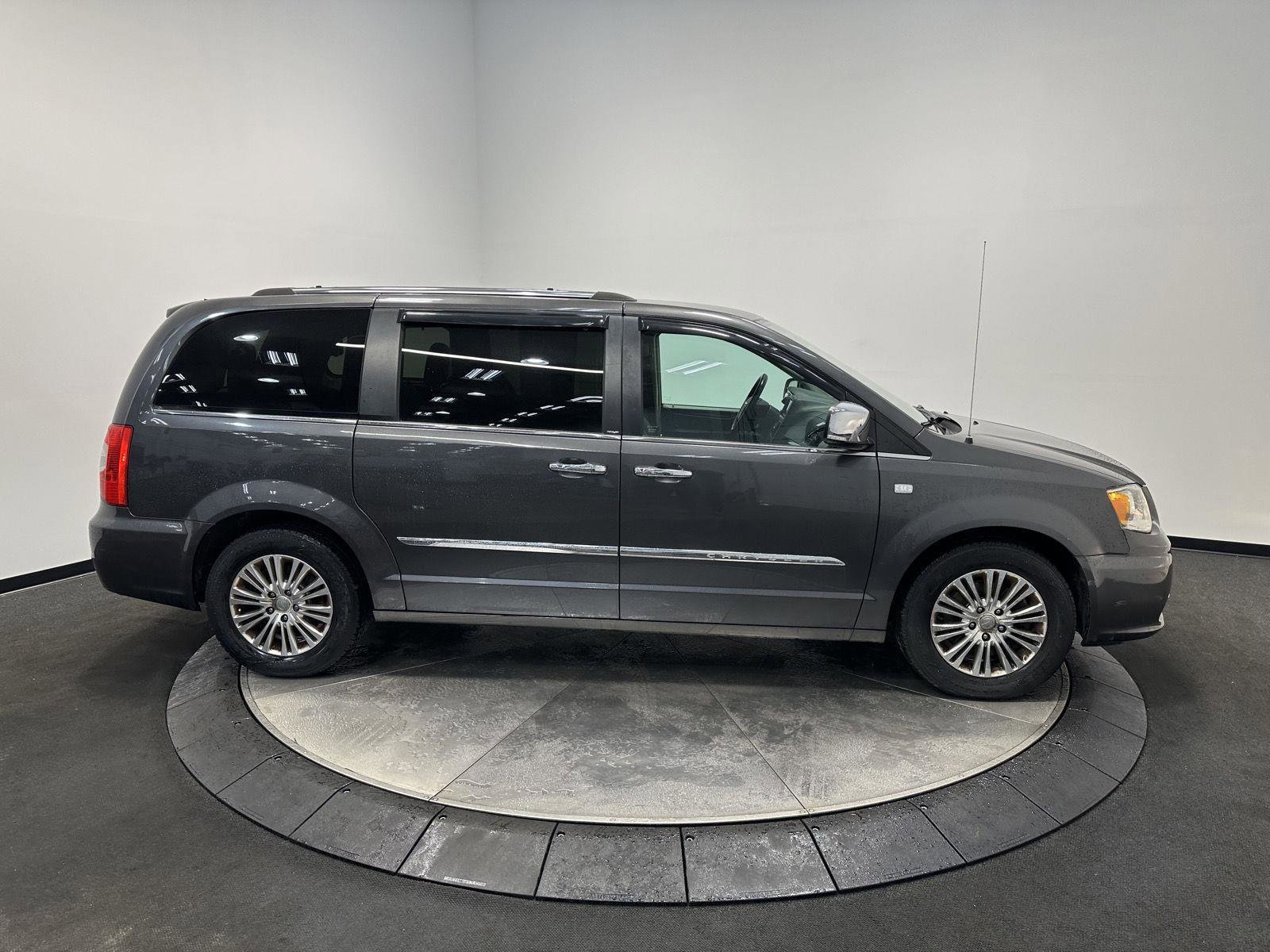 Used 2014 Chrysler Town & Country Touring-L image 7