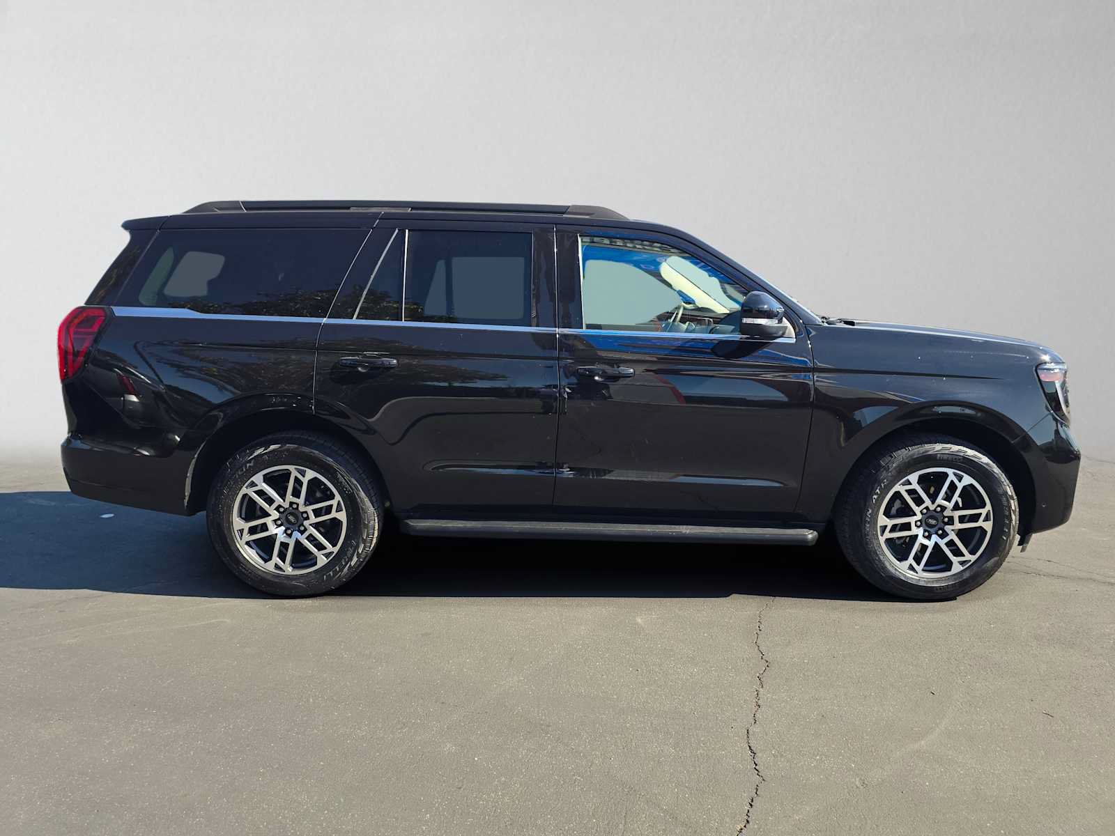 Used 2025 Ford Expedition Active AWD/4WD image 2