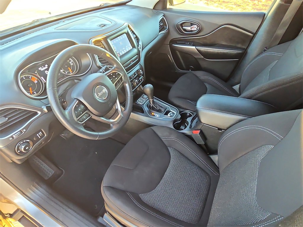 Used 2019 Jeep Cherokee Latitude w/ Popular Appearance Group image 16