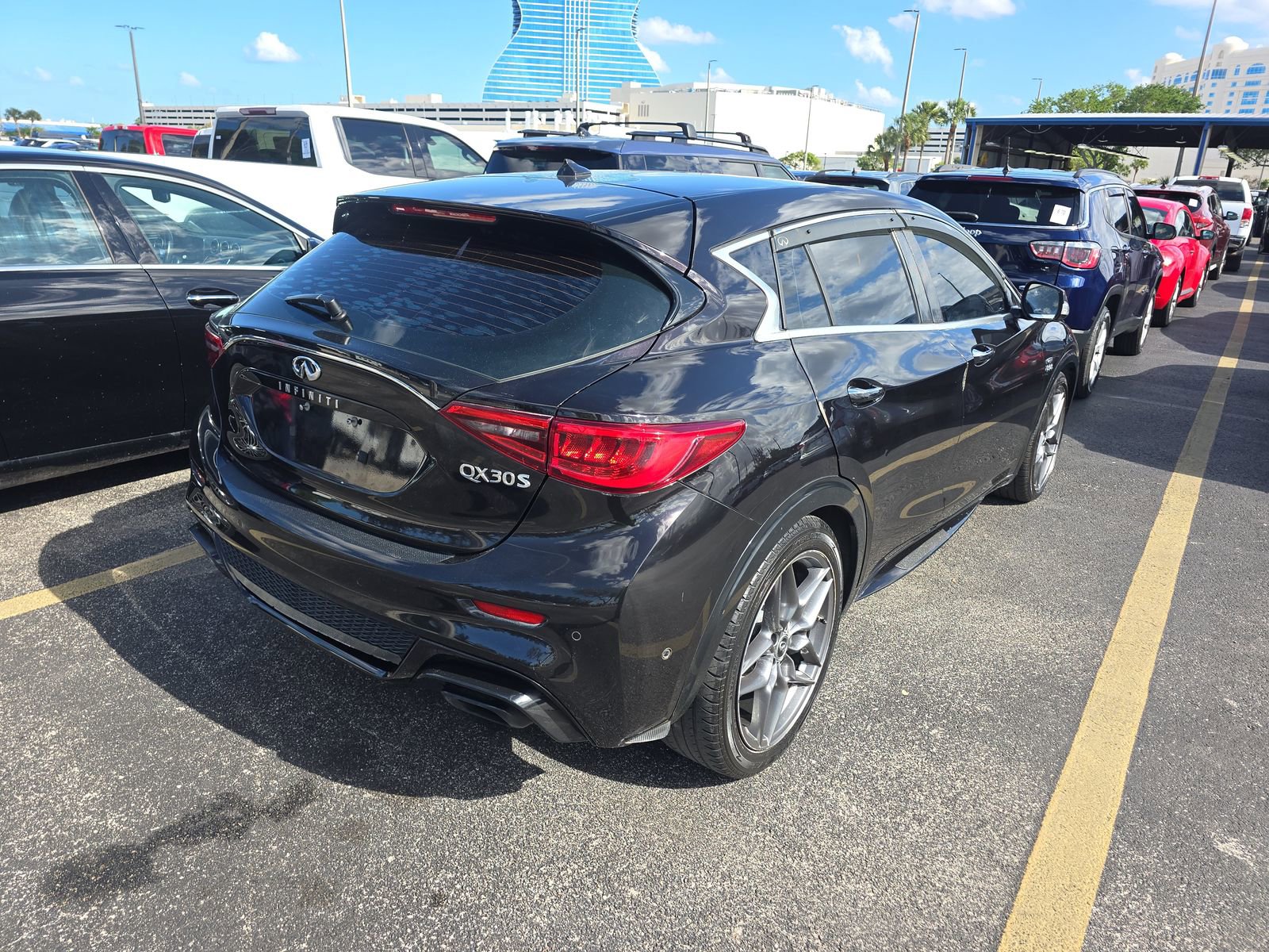 Used 2017 INFINITI QX30 Sport FWD image 6