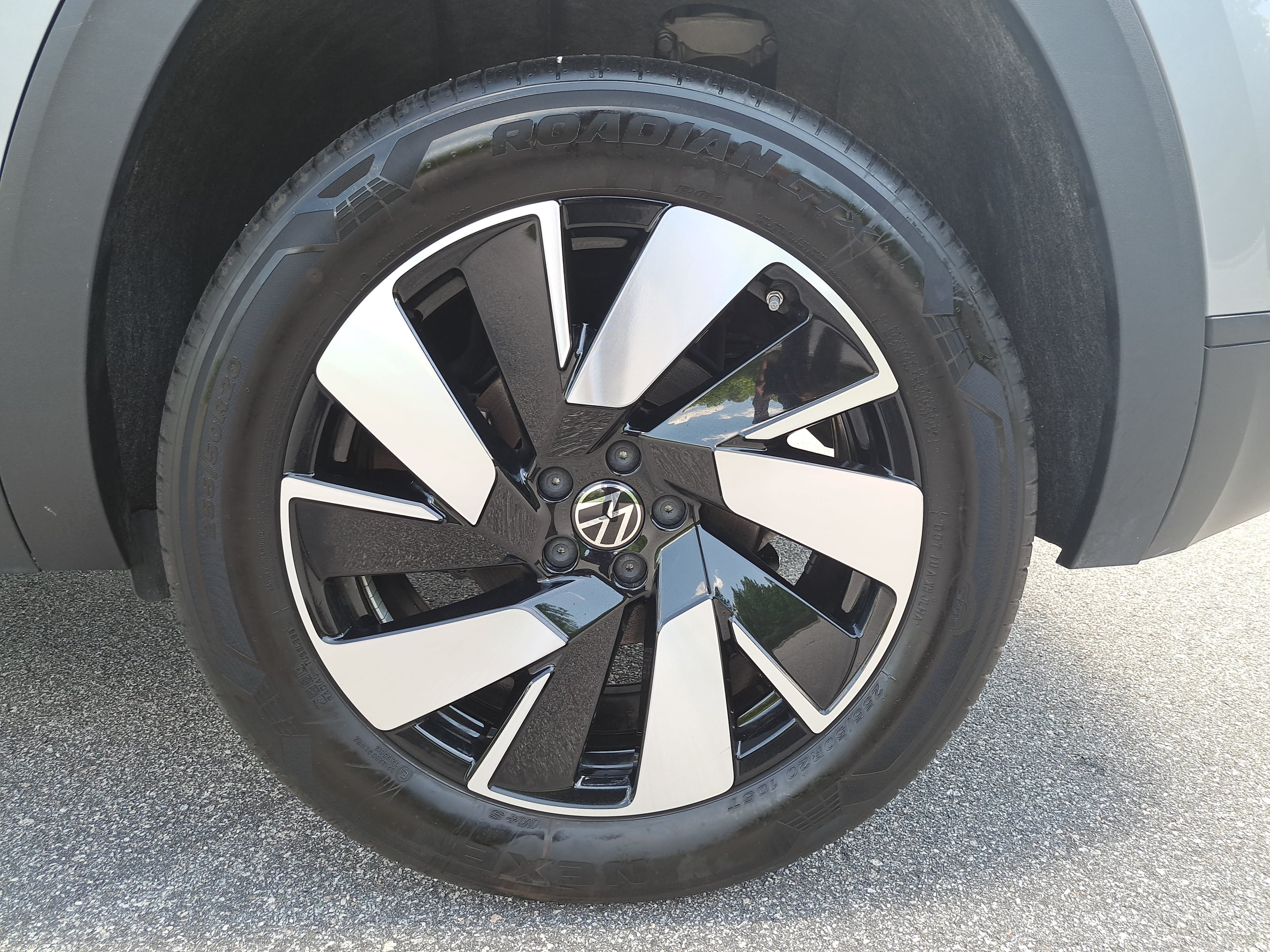 Used 2025 Volkswagen Atlas Cross Sport SE FWD image 30