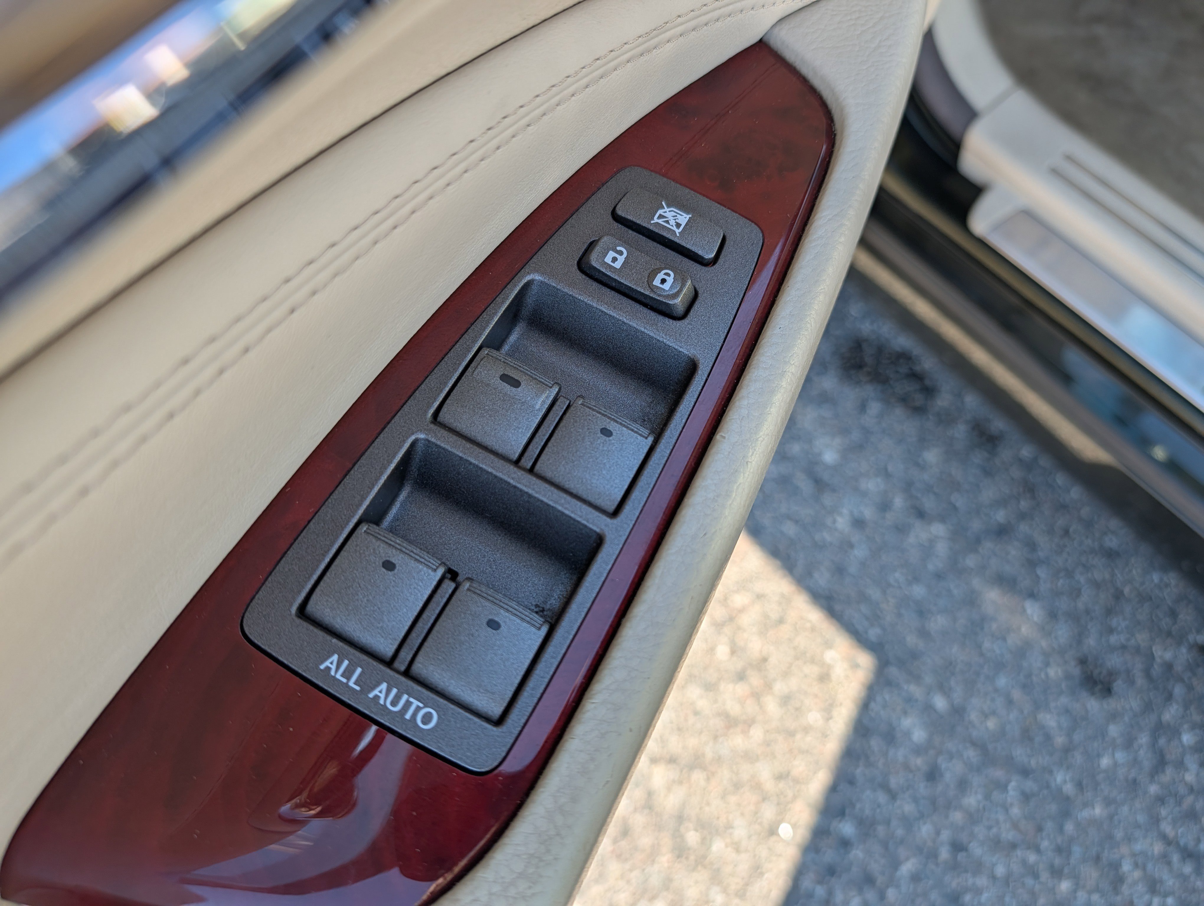 Used 2010 Lexus LS 460 AWD image 24