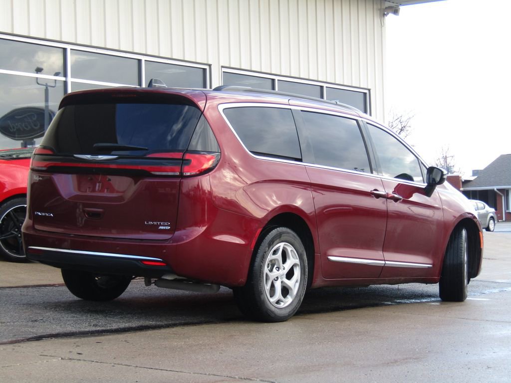 Used 2023 Chrysler Pacifica Limited AWD/4WD image 3