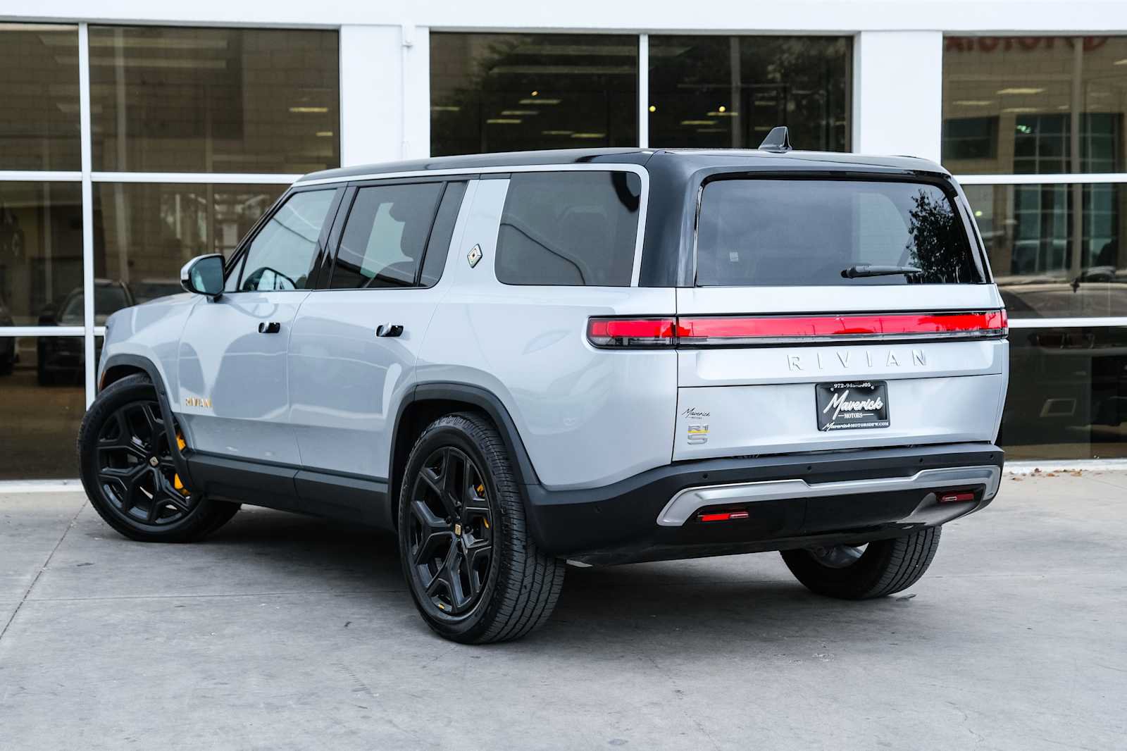 Used 2023 Rivian R1S Adventure Quad AWD/4WD image 15