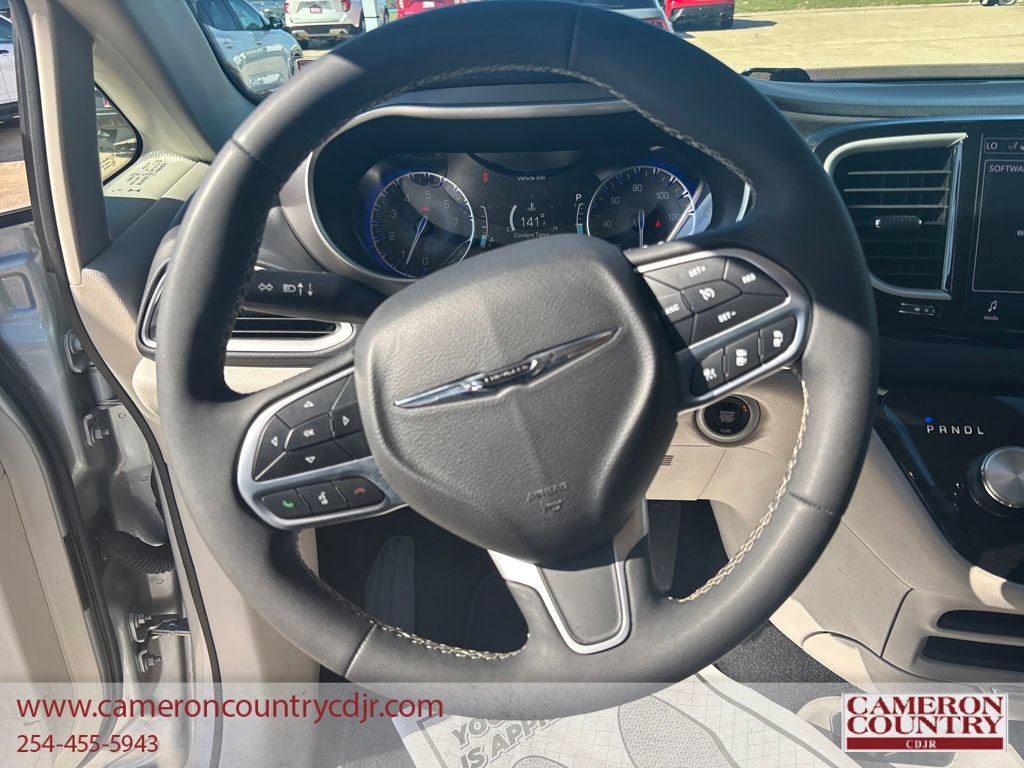 Used 2023 Chrysler Pacifica Touring-L FWD image 14