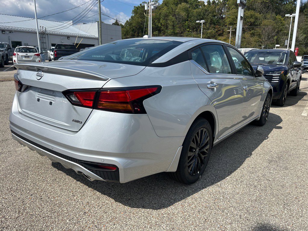 New 2025 Nissan Altima 2.5 SV w/ SV Special Edition Package AWD/4WD image 3