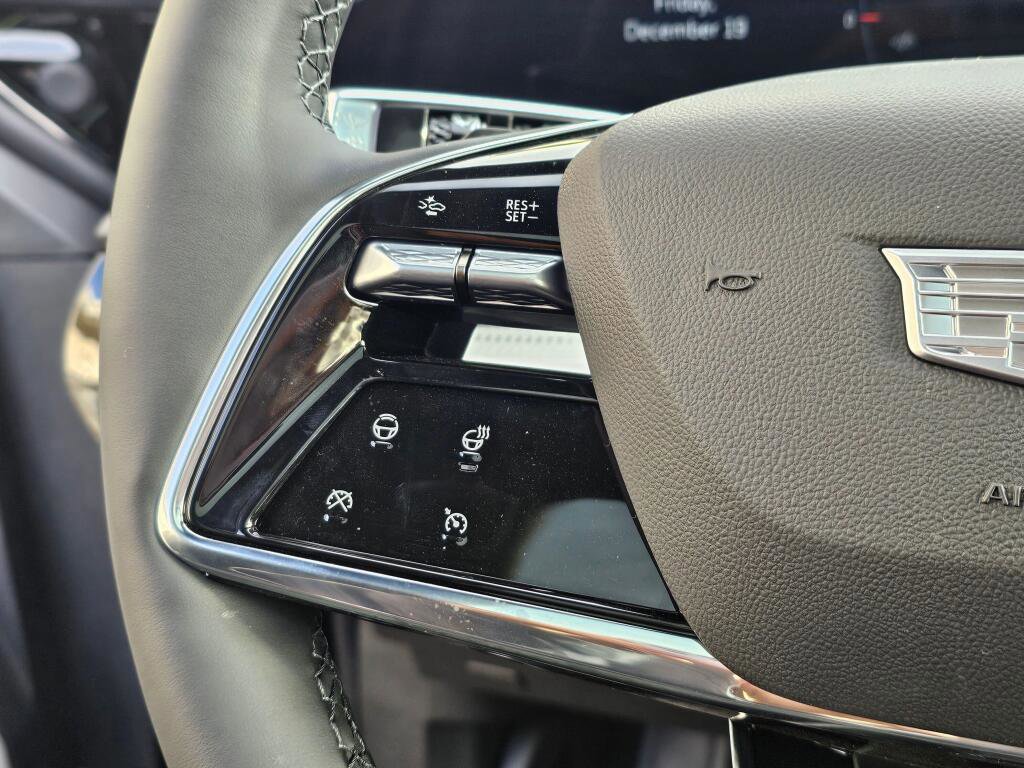 New 2026 Cadillac Optiq Luxury 2 image 30