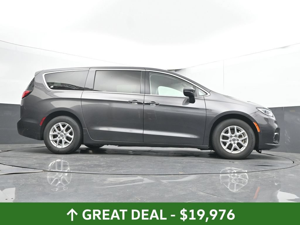 Used 2023 Chrysler Pacifica Touring-L FWD image 43