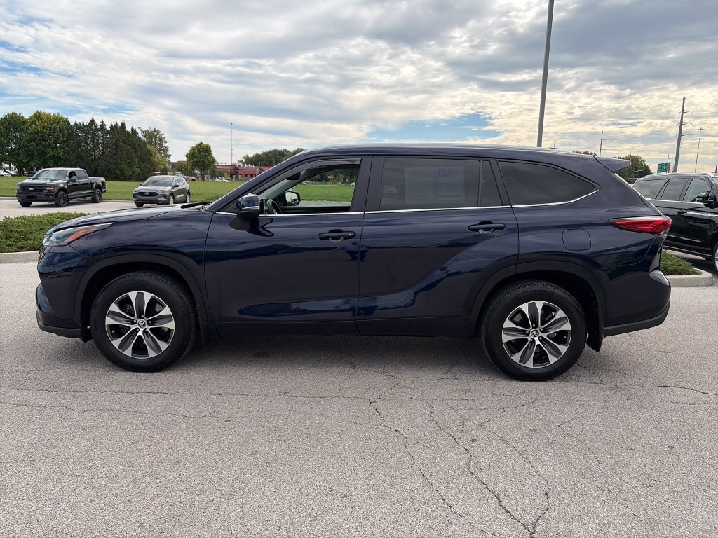 Used 2023 Toyota Highlander XLE AWD/4WD image 4